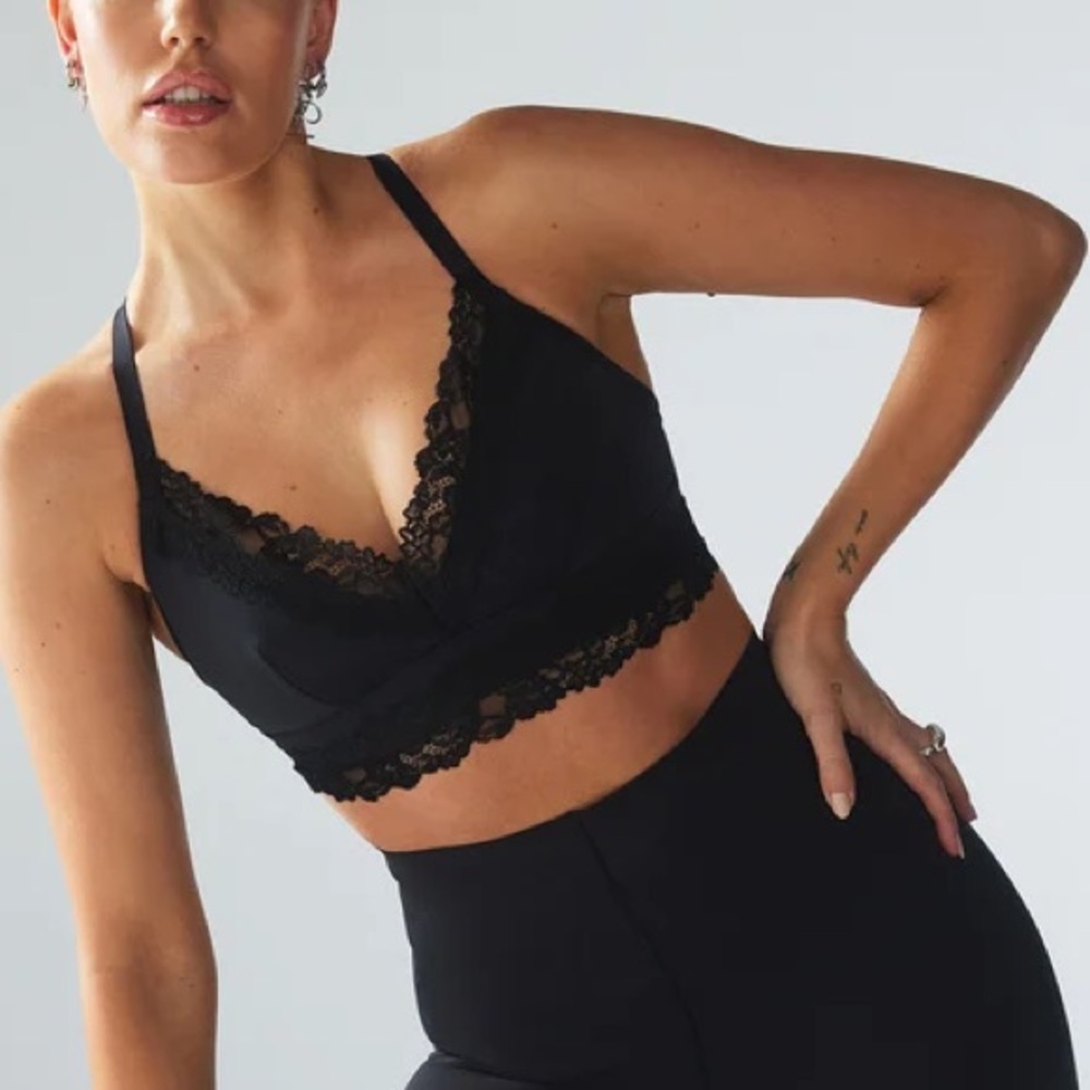SAVAGE x FENTY Womens Size Medium 8/10 Low Impact Sports Bra Lace Trim Black Gym